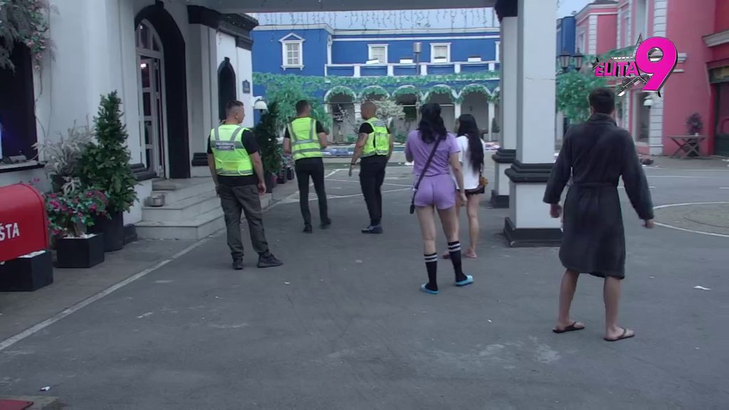 Obezbeđenje preplavilo imanje! Sandra i Hana u brutalnom klinču, monstruoznosti se ore dvorištem: Nju je tata tukao... (VIDEO)