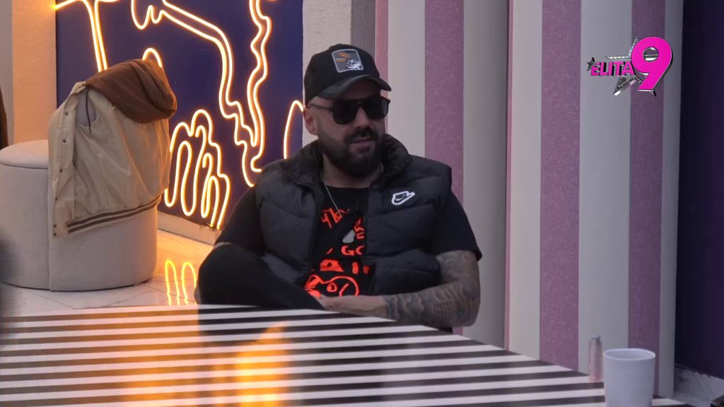 DAČA RASTAVIO ANELI I LUKU NA ATOME! Otkrio da uništava samo BEZVREDNE STVARI kad se posvađaju, oni promenili sve boje! (VIDEO)