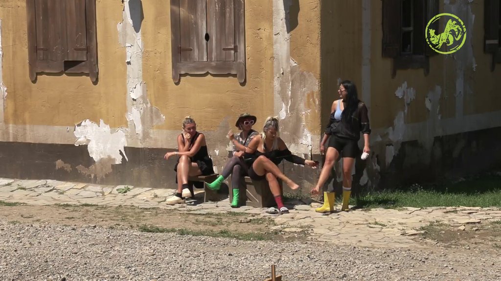Jakšićeva dala sve od sebe da raščivija pitanje koje trese imanje: Zašto se farmerke sunčaju u čarapama? Kristijan se šokirao pa poručio: Zavod za slepice Pipi Duga Čarapa (VIDEO)
