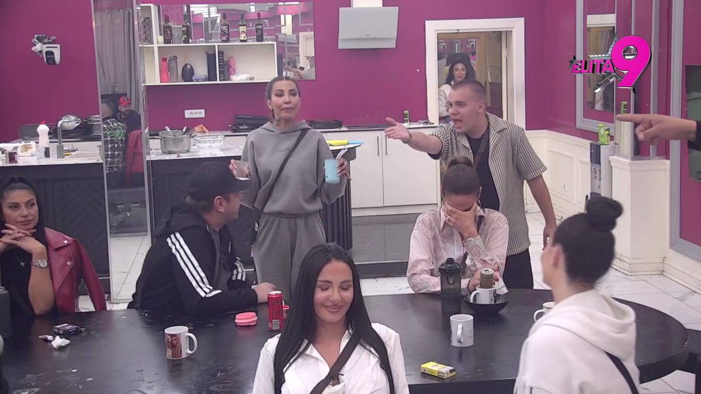 Ori se Bela kuća! Aneli na stubu srama jer je prikazano kako dodiruje Đukića stopalima, nastao haos (VIDEO)