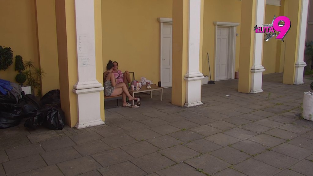 U JEDNOM DAHU NAPLJUVALE POLA BELE KUĆE! Milena se udružila sa Jovanom advokaticom, raspalile rafal po cimerima! (VIDEO)