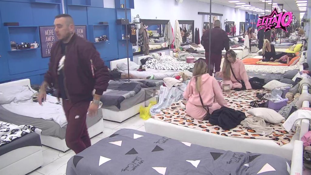 Maše rukama kao helihopter! Cara 'NEKO GURNUO', zateturao se po spavaćoj sobi, pa umalo pao (VIDEO)