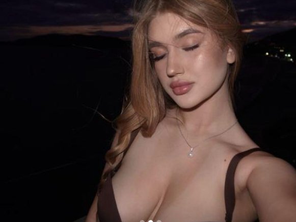 BEZOBRAZNO DUBOK DEKOLTE I KRATKA HALJINICA! Ćerka Goce Tržan ponovo objavila smele fotke, otkrila sve obline (FOTO)