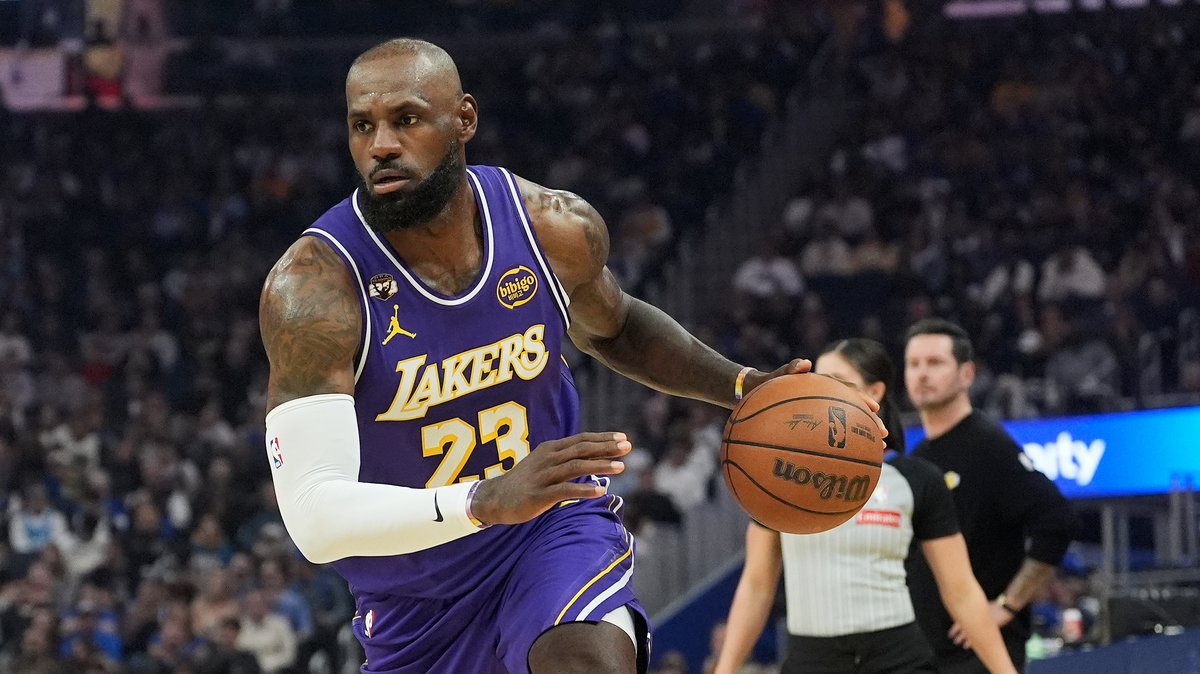 LEBRON U PETOJ DECENIJI ŽIVOTA – 45 MINUTA, 29 POENA I 13 SKOKOVA! Neuništvi ‘KRALJ’ oduševio planetu: Ukradena lopta, pa trojka za produžetak (VIDEO)