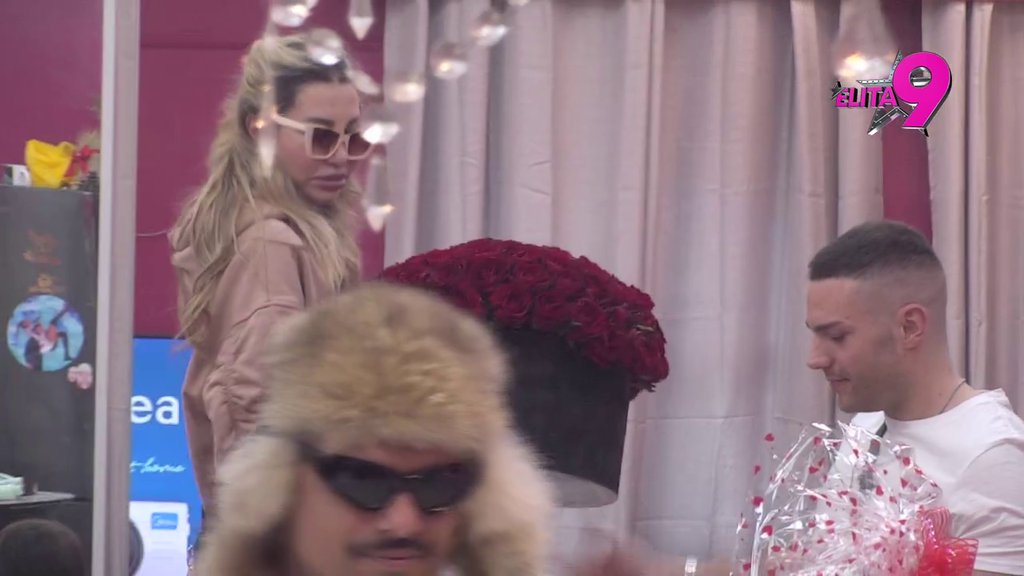 Pozeleneli od muke! Stigao ŠLEPER POKLONA za Aneli i Anđela, njihovi bivši poskakali kao opareni, Anita odmah krenula sa niskim udarcima: Nadam se da je stiglo ulje!  (VIDEO)