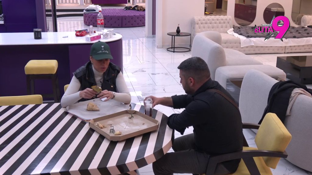 Ne odvajaju se! Nakon Mininog priznanja, Alibaba i Vrbaški sve vreme zajedno, ona mu sela i u krilo (VIDEO)