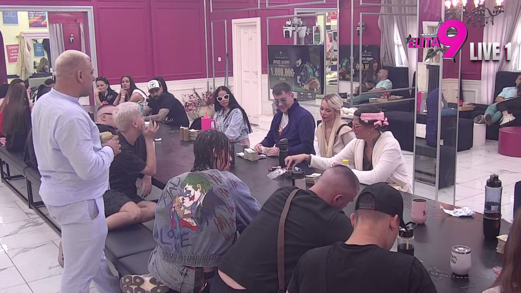 Oštećena si kao klinka, neprihvaćena u društvu! Boginja dobila mali budžet od Bore, on je ponovo bocnuo najniže! (VIDEO)