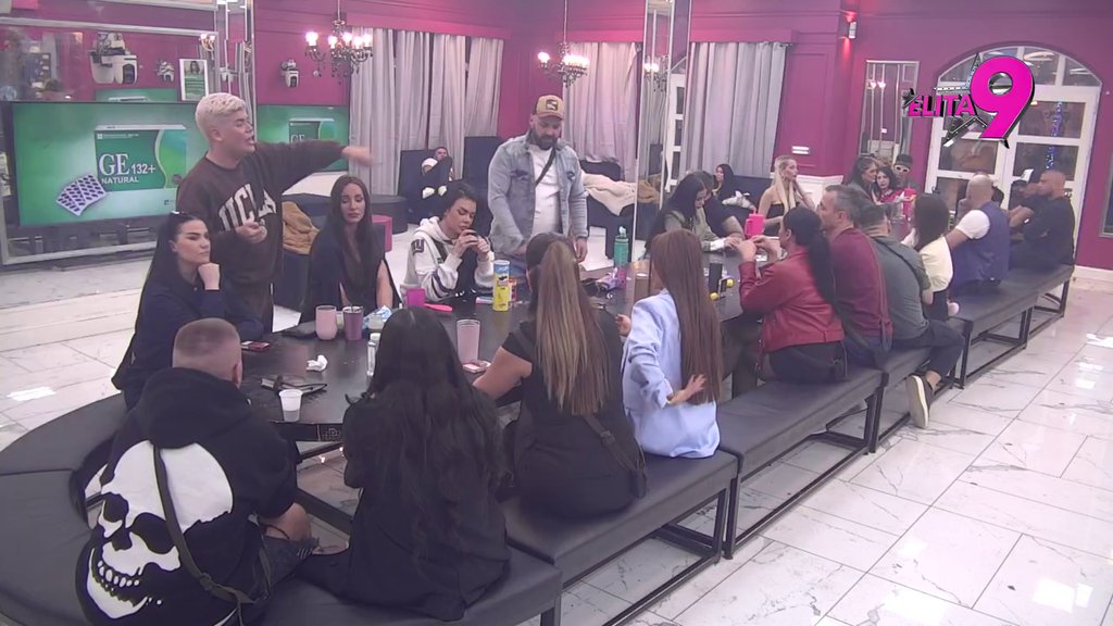 Tresu se zidovi Bele kuće: Uroš nastavlja da gazi Luku i trudnu Anitu, optužio ih da ne biraju način da budu žrtve! (VIDEO)