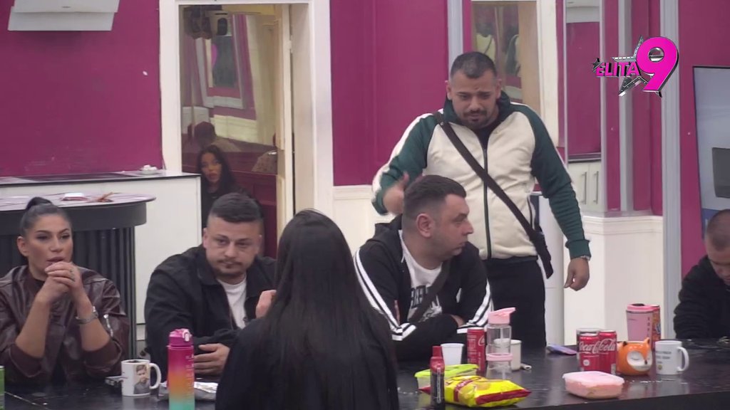 Može da bude intimna sa svima zbog para! Učesnici ne štede reči na Sofiju zbog njenog odnosa sa Danetom (70), Terza doživeo pomaračenje (VIDEO)