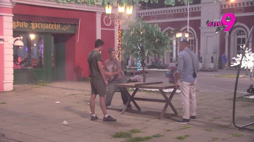 Dok ostali strepe, oni su pronašli način da se opuste: Učesnici odmerili snage u stonom tenisu! (VIDEO)