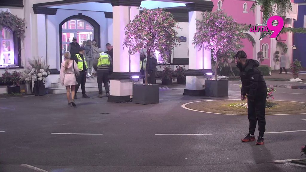 Pljušte teške uvrede: Obezbeđenje opkolilo Aneli i Janjuša, ona niže gnusne prozivke! (VIDEO)