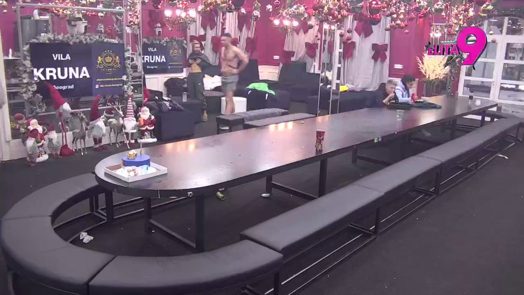 Anđelo pokazao Aneli isklesane trbušnjake, a onda je i ona podigla majicu! Gutaju se pogledima! (VIDEO)