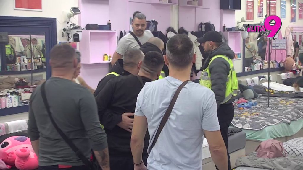 Bora Santana demolira spavaću sobu: Razvalio krevet Bebice i Teodore, pljušte nikad gnusnije psovke na sve strane! (VIDEO)