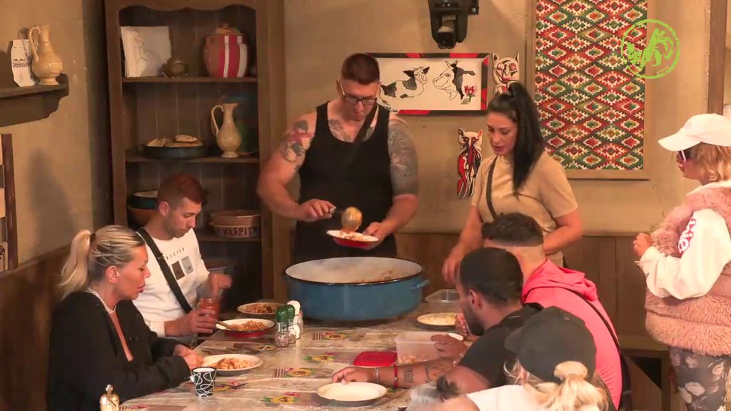 VREME JE ZA VEČERU! Kristijan oduševio farmere svojim specijalitetom - Evo šta se našlo na meniju (VIDEO)