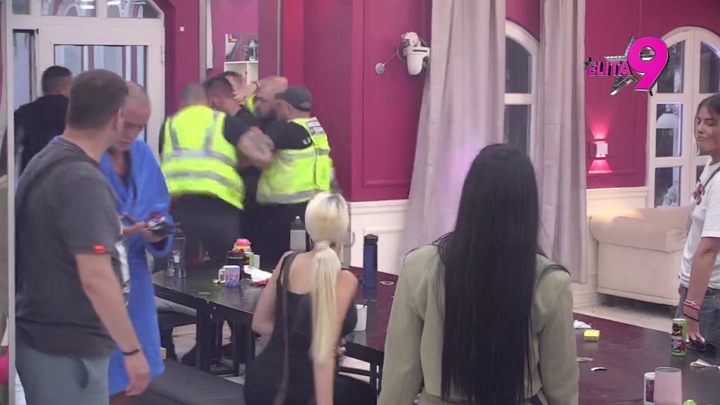Karambol: Mina raskrinkala Viktora i otkrila da se tajno ljube, on podivljao kao nikad do sad! Obezbeđenje hitno reagovalo (VIDEO)