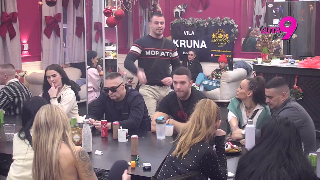 Ti si mi bio kao kinder jaje, lepo upakovan, a unutra mala igračka: Viktor ispoštovao Minu i poslao Anđela, Jovana sasula njemu i Aneli sve u lice (VIDEO)