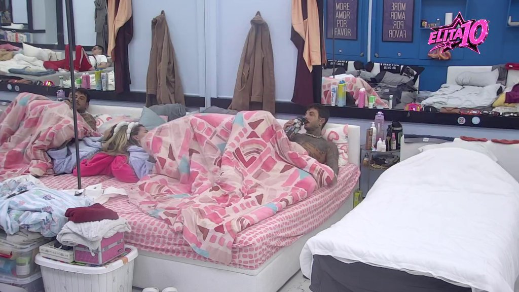 SVE PUCA OD LJUBAVI! Aneli i Filip se zavukli ispod jorgana usred bela dana (VIDEO)