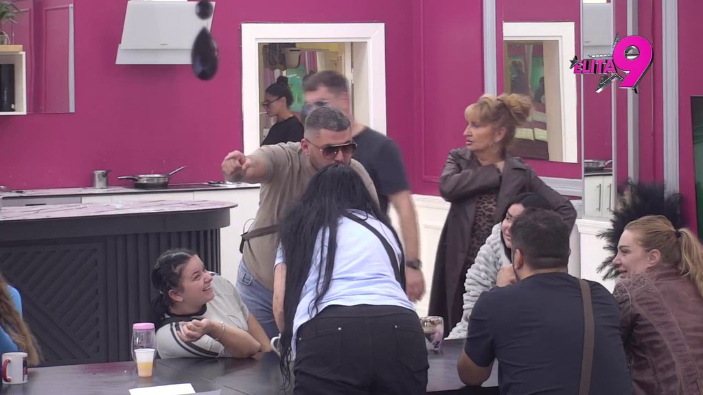 SMEHOTRES! Asmin se obratio Milosavi: Neću da ti budem švaler, već samo JEDAN JEDINI! A onda se zaleteo da je poljubi! (VIDEO)