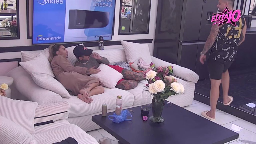 Više se ne odajaju! Filip i Aneli ozvaničili vezu, pa se mazili pred punom dnevnom sobom (VIDEO)