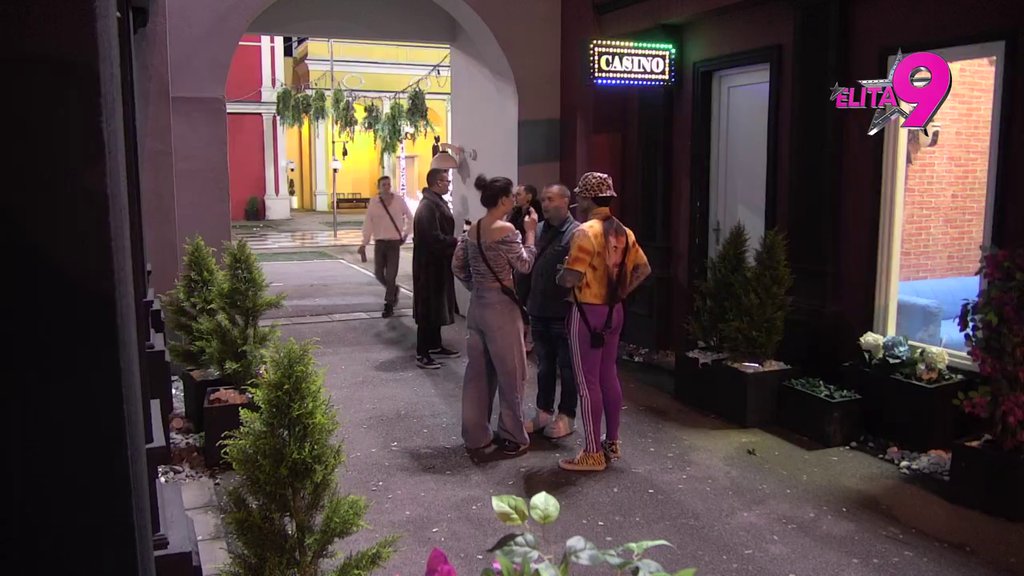 Boginjino ime postalo sinonim za brutalno poniženje: Moli Đukića svim silama da je poljubi, on čak ni to ne želi! (VIDEO)