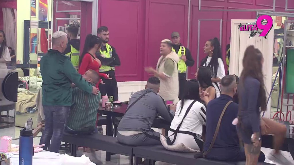 Obezbeđenje napravilo živi zid: Stanija načepila Anitu zbog navodne afere sa Reljom, ona otkrila njen razlog raskida sa Markom Markovićem! Trese se Bela kuća! (VIDEO)