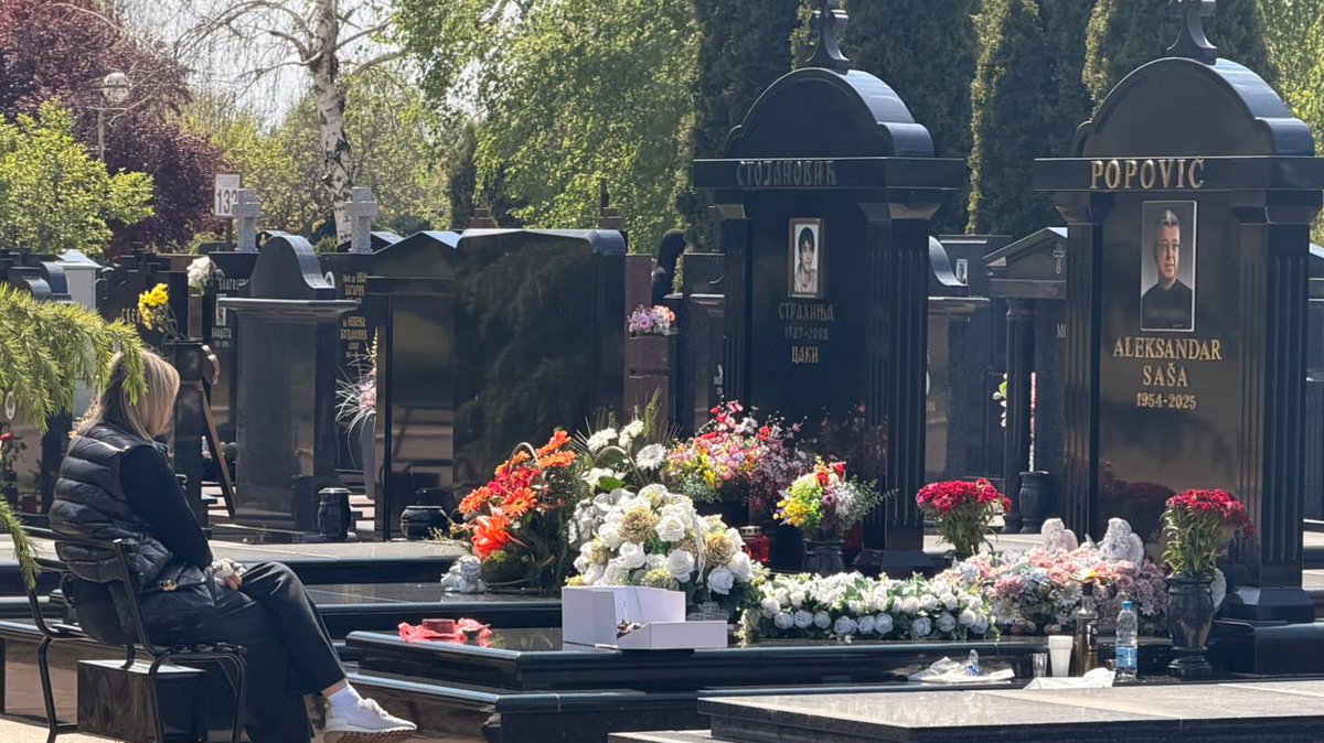 UPLAKANA SEDI I POSMATRA SAŠINU SLIKU! Suzana ne suši obraze, na dan Popovićevog rođendana SLOMLJENA OD BOLA! (VIDEO)