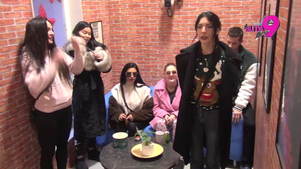 IMALE SU VELIKI POVOD! Učesnice prekinule program, pa se obratile svojim porodicama! (VIDEO)