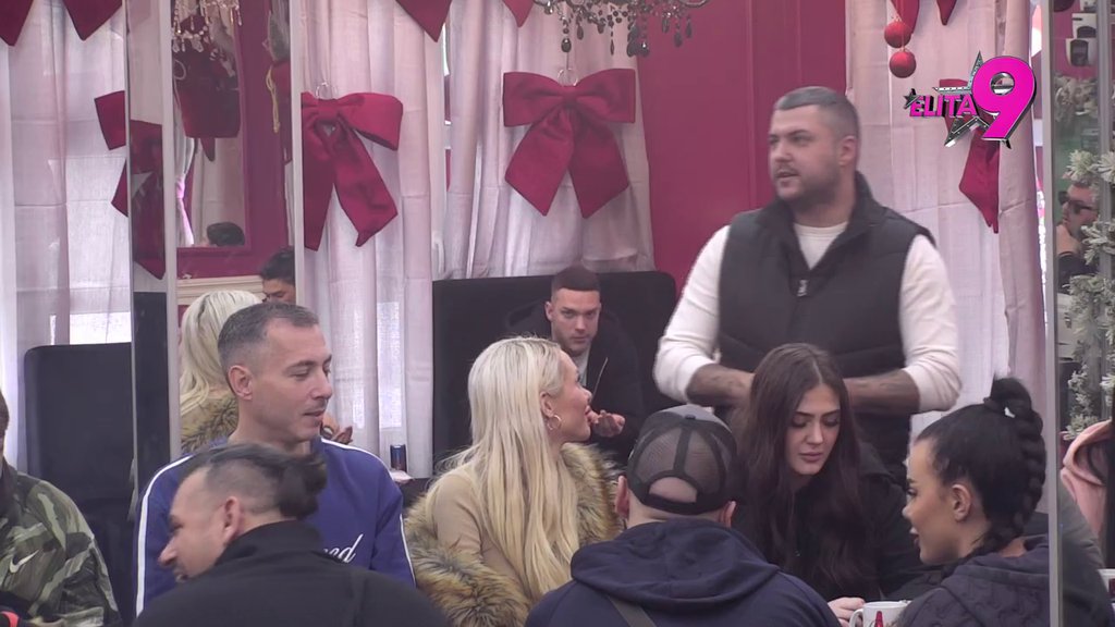 Imala bi s*ks sa mojim Mustafom, da je hteo! Alibaba krenuo da urniše Vanju: Širila si noge ispod stola! (VIDEO)