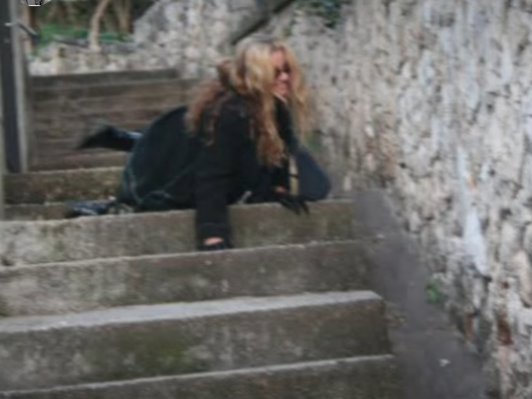SKANDAL! Isplivale fotografije Grofice kako LEŽI NA STEPENIŠTU: Majka Site i Aneli u ŠOK izdanju (FOTO)