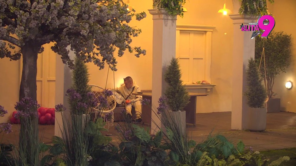 RASPOLOŽENJE JOJ ZAVISI OD VIKTORA: Mina ne prestaje da drami, rešila da spava ispod trema! (VIDEO)