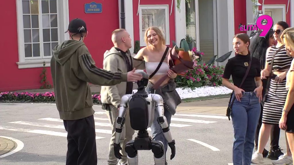 NE SKIDA OSMEH S LICA: Toša doneo Radi buket cveća, ona saznala da je od Dače, pa mu potrčala u zagrljaj! (VIDEO)