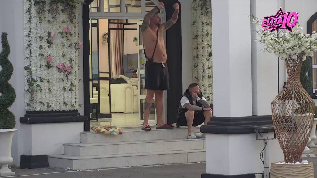 Raznela ga pesma: Janjuša pogodili stihovi, pa zapevao na sav glas (VIDEO)