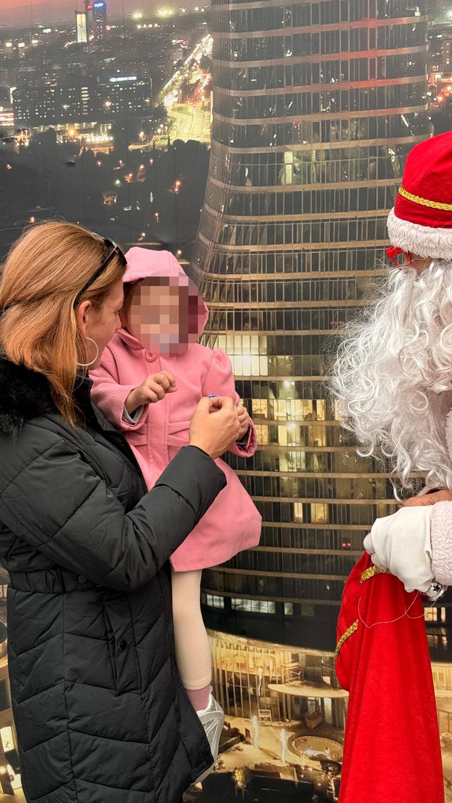 Pink.rs paparaco: Uhvatili smo Haninu majku sa unukicom Ariom u tržnom centru! Nećete verovati kako je pazi i koliko je brižna baka (FOTO)