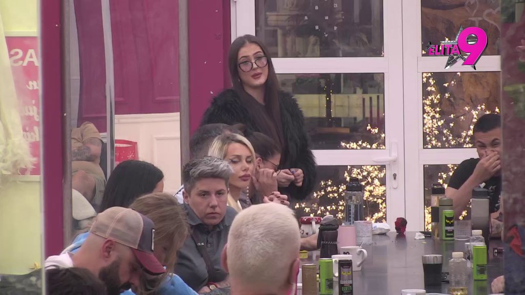 Puca po svim šavovima! Anastasija pokušala da degradira Hanu, pa nagazila na minu: Ti se družiš sa ljudima... (VIDEO)