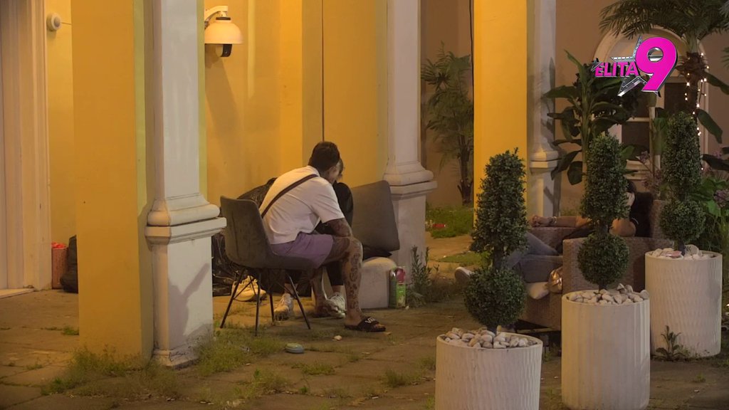Ne može da joj odoli: Đukić ljubi Aneli kao da sutra ne postoji, ona uživa! (VIDEO)