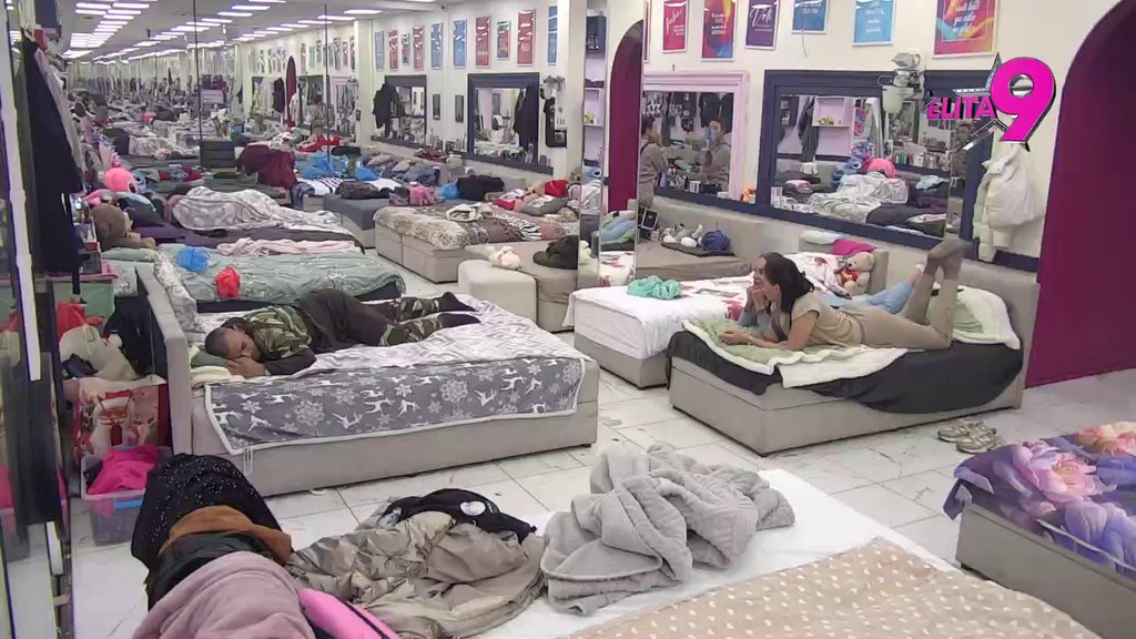 Ja razumem strast, ali ovo je čisto ZADOVOLJAVANJE! Maja i Asmin se ponovo usred bela dana zauvkli ispod pokrivača, Mina i Teodora SVE POSMATRALE I KOMENTARISALE! (VIDEO)