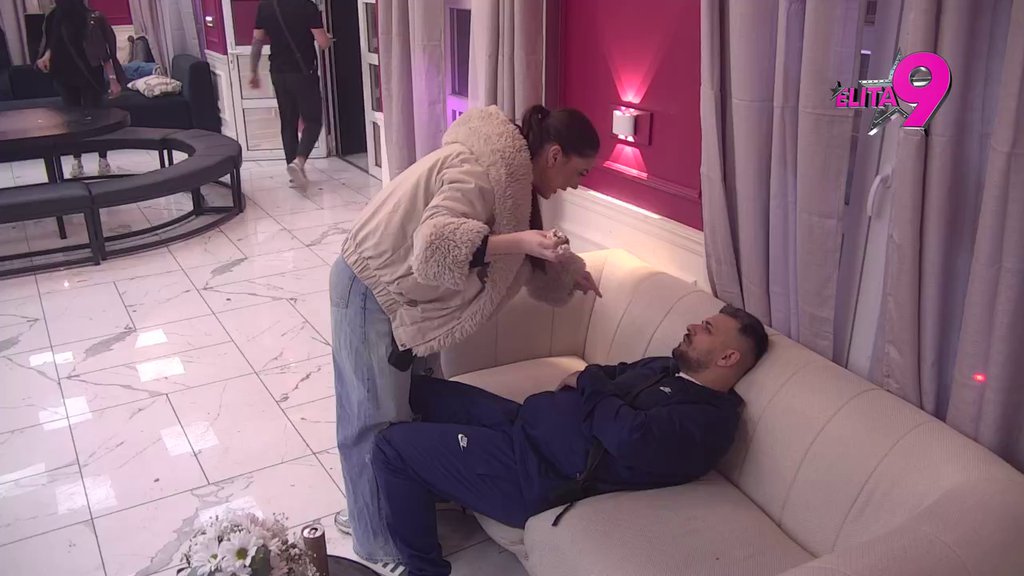 ZAKUNI SE U MRTVU MAJKU! Anastasija ponovo preti Bori, hoće da ga gađa tortom! (VIDEO)