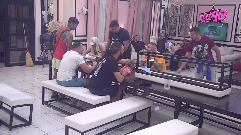 Kuhinjski mag na visini zadatka! Družina Pere Kvržice zasela na Terzine sarme, jedu i na sutra ne misle (VIDEO)
