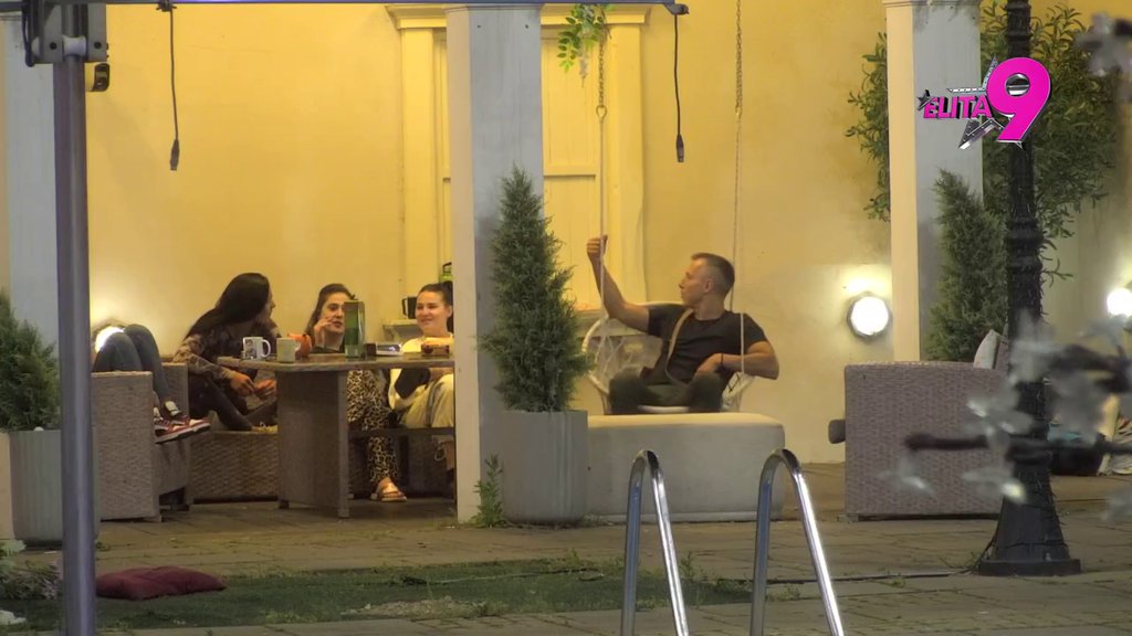 Kako bih te odradio kad bih hteo! Miki pecnuo Dušicu zbog Filipa, pa se zadovoljno pohvalio: Ja bih tebe doveo do ludila! (VIDEO)
