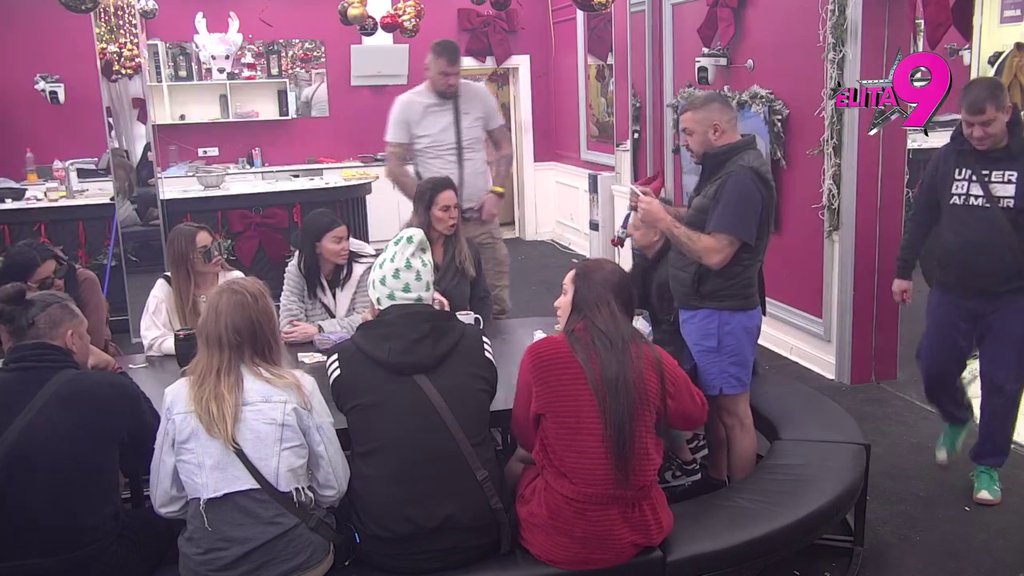 NISI SVESNA ŠTA ĆE TI SE JOŠ DESITI! Asmin i Aneli zaratili preko stola, ona povikala: Sad kad ti Stanija dođe... (VIDEO)