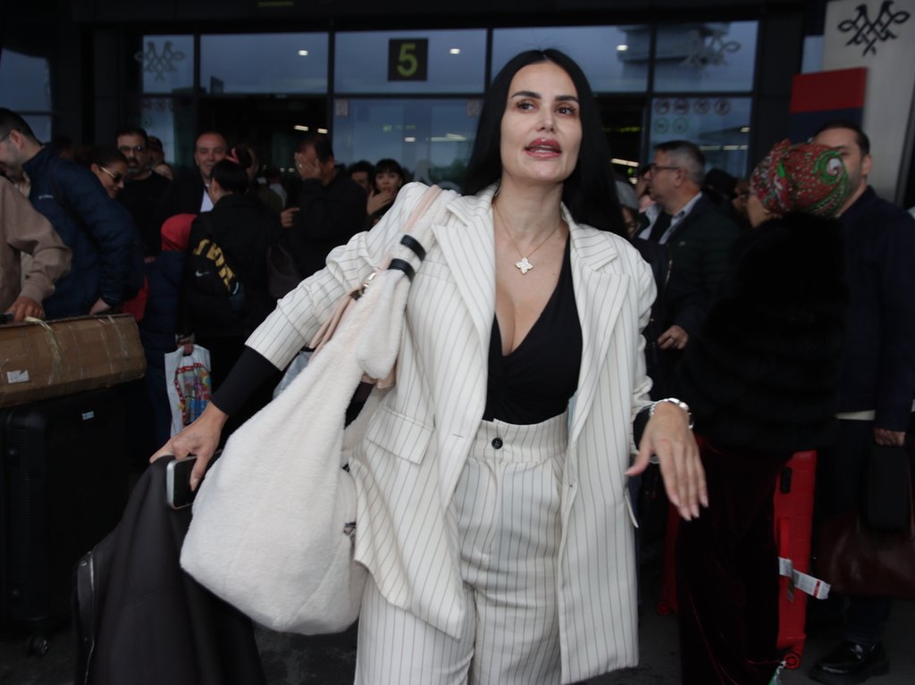 Indi Aradinović uhvaćena BEZ ŠMINKE na aerodromu, radi punom parom van Srbije, a sad progovorila o zaradi i bakšišu, evo i kakav je njen emotivni status (FOTO)