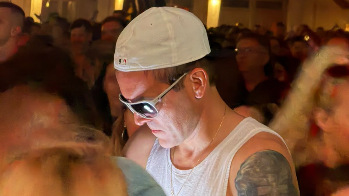 PINK.RS PAPARACO! Vladimir Stojković posle dužeg vremena u javnosti: Ludo se zabavljao na koncertu DEVEDESETIH, ispoštovao dres kod, a zbog jednog detalja svi gledali u njega! (FOTO+VIDEO)