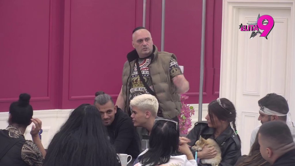 Karambol za stolom! Kačavenda otkrila da je Babejićka urnisala porukama, Aleksandra udarila na Minu: Šta si radila na Zlatiboru s dečkom kog si upoznala na HODOČAŠĆU?! (VIDEO)