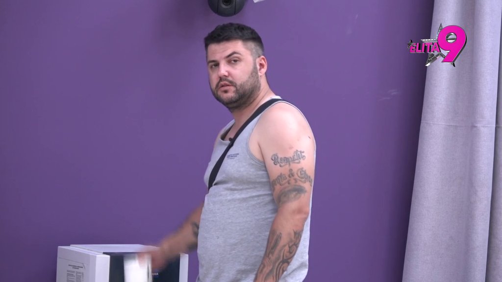 Ne zna da bekne, a ni da se obuče, reći ću Viktoru da joj... Mina bez dlake na jeziku URNISALA Dušicu! (VIDEO)