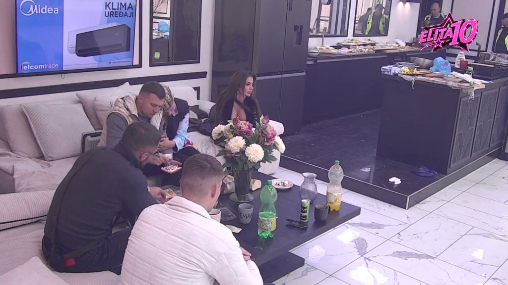 Šok prizor u Eliti: Karić zaboravio na sve sukobe s Urošem i utešio ga! (VIDEO)