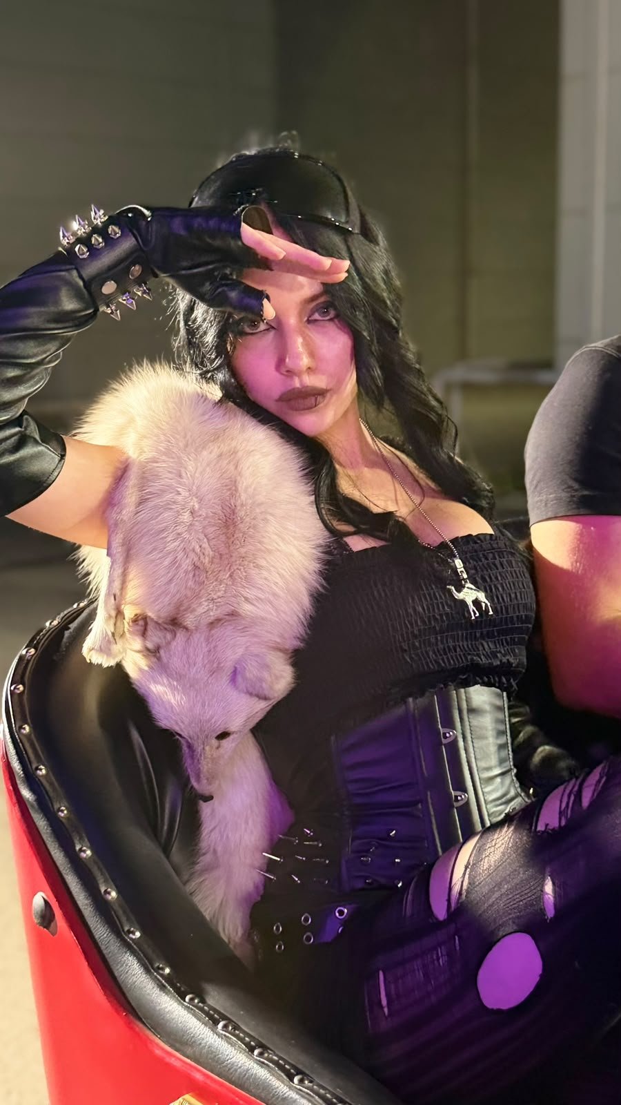 SVA U CRNOM, A NA RAMENU LISICA! Milica Vidaković za Pink.rs otkrila kako ljudi reaguju na njen IZGLED, pa priznala da li poseduje EKSPLICITAN SNIMAK (FOTO+VIDEO)