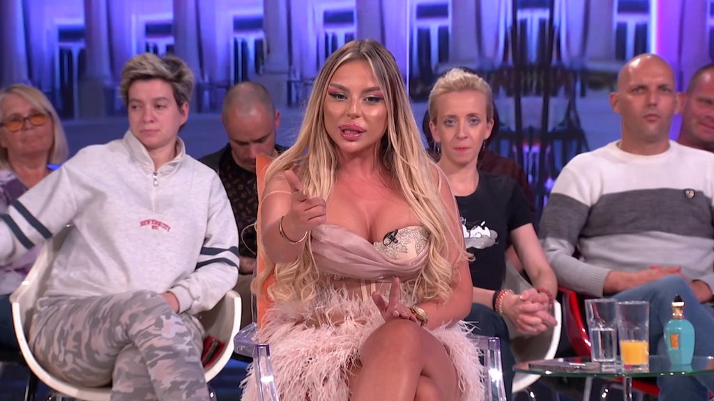 RAZVEZALA JEZIK: Gledateljka brutalno oplela po Sofiji, iznela niz uvreda na njen račun! (VIDEO)