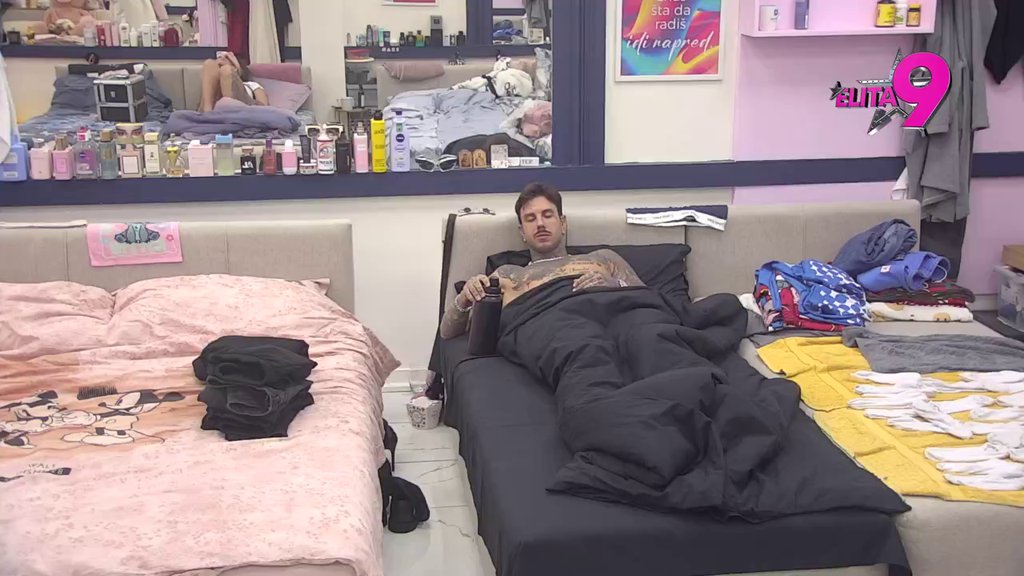 Drži ih na nišanu: Bebica upalio skener, prati svaki pogled Filipa i Teodore! (VIDEO)