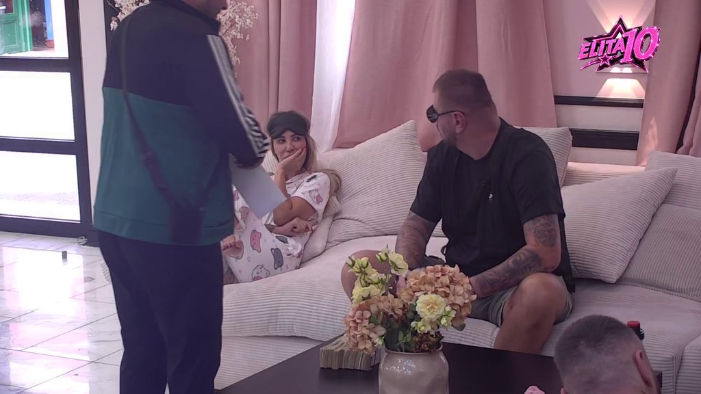 PRST U OKO ĐUKIĆU! Filip je sinoć ostavio Aneli zbog Janjuša, ona danas sela pravo pored njega i TRAŽILA MU USLUGU (VIDEO)