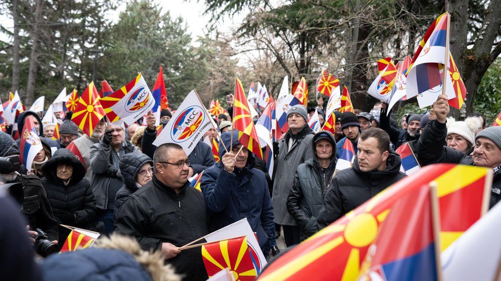 DVE ZEMLJE IMAJU ISTI CILJ: Građani Severne Makedonije pružili podršku politici predsednika Vučića ispred ambasade Srbije